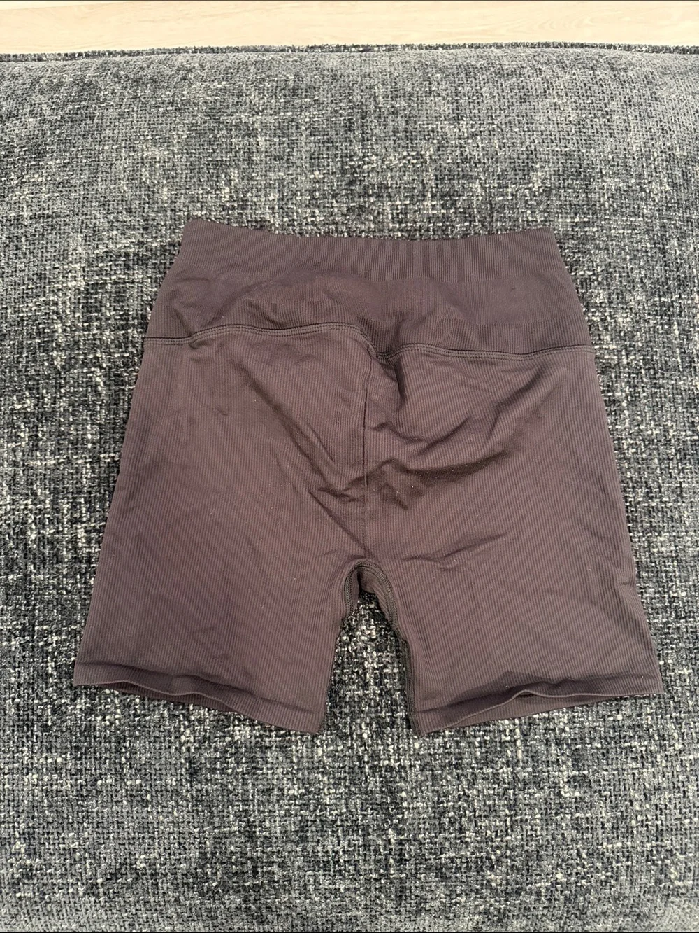 Alo High-Rise Ribbed Biker Shorts in Dark black small women